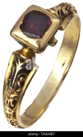 Ein deutscher Renaissance ring, ca. 1600 Gelb Gold. Halbrunde Hoop mit gemeißelt, Blumenschmuck, die Vertiefungen mit schwarzem Emaille gefüllt (inlays unvollständig). Rechteckige Blende mit Tisch-cut Ruby. Höhe 26 mm, Durchmesser ca 19 mm, Gewicht 5,1 g. historischen, geschichtlichen, Kunsthandwerk, Handwerk, Handwerk, Objekt, Objekte, Stills, Clipping, Clippings, Ausschneiden, Ausschneiden, Ausschnitten, 17. Jahrhundert, Additional-Rights - Clearance-Info - Not-Available Stockfoto