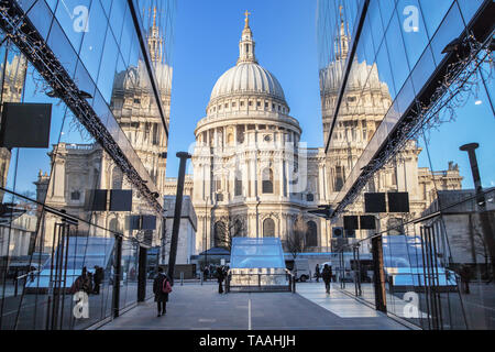 Saint Paul's Cathedral spiegelt sich auf einem nahe gelegenen Gebäude aus Glas, London, Vereinigtes Königreich. Stockfoto