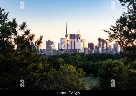 Stadtzentrum von Toronto Skyline am Abend goldenen Stunde Sonnenuntergang von Riverdale Park East gesehen Stockfoto