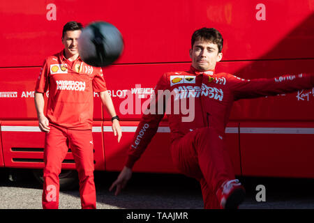 Barcelona, Spanien. 15. Mai 2019 - Charles Leclerc von Team Scuderia Ferrari Fußball spielen im Fahrerlager bei F1 2019 Test am Circuit de Catalunya. Stockfoto
