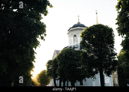 Kleine russische Kirche in Park bei Sonnenuntergang Stockfoto