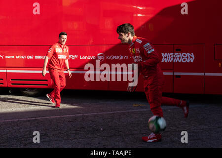 Barcelona, Spanien. 15. Mai 2019 - Charles Leclerc von Team Scuderia Ferrari Fußball spielen im Fahrerlager bei F1 2019 Test am Circuit de Catalunya. Stockfoto