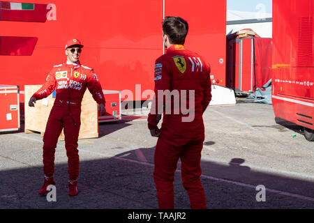 Barcelona, Spanien. 15. Mai 2019 - Charles Leclerc und Antonio Fuoco von Team Scuderia Ferrari Fußball spielen im Fahrerlager bei F1 2019 Test an d Stockfoto