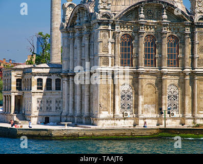 Ortaköy Moschee, Istanbul, Türkei. Touristen fotografieren. Klar Sommertag. Foto vom Bosporus Kreuzfahrt Schiff. Stockfoto