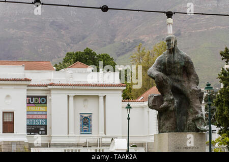 Konzept der Idee/denken. Statue von Leader und der Philosoph Gen. Jan Christian Smuts mit Glühbirne über dem Kopf. Stockfoto