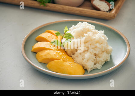 Mango mit klebrigem Reis - beliebte traditionelle Dessert von Thailand Stockfoto
