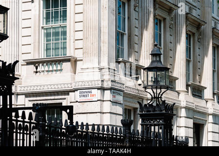 London, UK, 14. Mai 2019: Straßennamen Schilder Downing Street und Whitehall in das Tor der 10 Downing Street, der Residenz des Premierministers der U Stockfoto