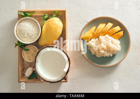 Thailändisches Dessert - Mango klebrigen Reis mit Mango, Kokos, Reis, semame auf Fach Stockfoto