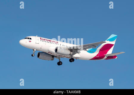 München, Deutschland - 08. Februar 2019: Eurowings Airbus A 319-132 mit dem Flugzeug Registrierung OE-LYZ im Ansatz der nördlichen Start- und Landebahn des Mu Stockfoto