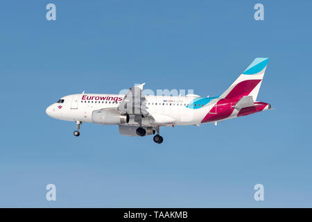 München, Deutschland - 08. Februar 2019: Eurowings Airbus A 319-132 mit dem Flugzeug Registrierung OE-LYZ im Ansatz der nördlichen Start- und Landebahn des Mu Stockfoto