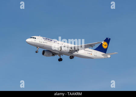München, Deutschland - 08. Februar 2019: Lufthansa Airbus A 320-114 mit dem Flugzeug Registrierung D-AIZF im Ansatz der nördlichen Start- und Landebahn des Mu Stockfoto