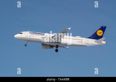München, Deutschland - 08. Februar 2019: Lufthansa Airbus A 320-114 mit dem Flugzeug Registrierung D-AIZF im Ansatz der nördlichen Start- und Landebahn des Mu Stockfoto