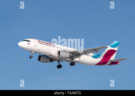 München, Deutschland - 08. Februar 2019: Eurowings Airbus A 320-214 mit dem Flugzeug Registrierung D-ABFO im Ansatz der nördlichen Start- und Landebahn des Mu Stockfoto