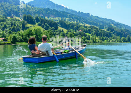 Familie tour mit Ruderboot am Alpsee Stockfoto