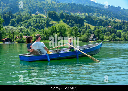 Familie tour mit Ruderboot am Alpsee Stockfoto