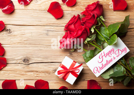 Happy Valentines Tag Holz- Hintergrund mit roten Rosen und Geschenkverpackung Stockfoto