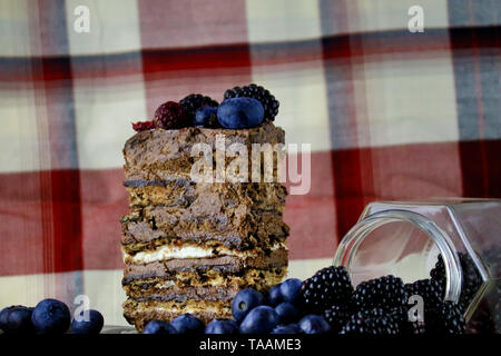 Schokoladenkuchen mit Beeren Stockfoto