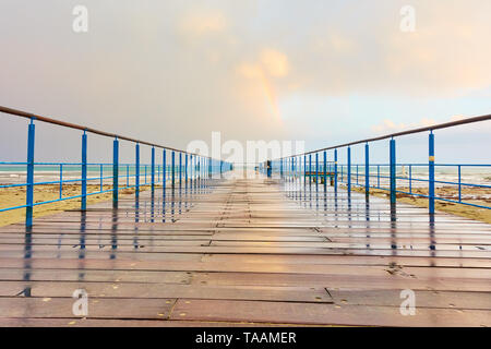 Perspektive der Pier nach Regen, Zypern Stockfoto