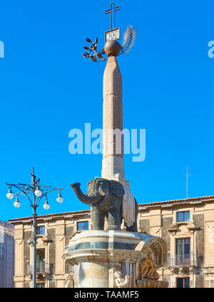 Schwarz elpehant mit Obelisk auf der Rückseite der Piazza del Duomo in Catania - Symbol der Stadt Catania, Italien. Von dem Architekten Giovanni Batti erstellt Stockfoto