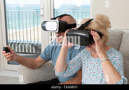 Portsmouth, UK, Mai 2019. Ältere Paare Spaß mit Virtual reality Brillen. Portsmouth, UK, Mai 2019. Stockfoto