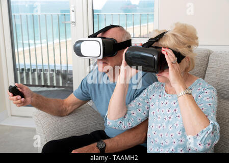 Portsmouth, UK, Mai 2019. Ältere Paare Spaß mit Virtual reality Brillen. Portsmouth, UK, Mai 2019. Stockfoto