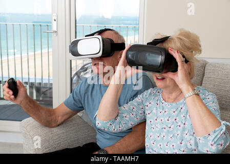 Portsmouth, UK, Mai 2019. Ältere Paare Spaß mit Virtual reality Brillen. Portsmouth, UK, Mai 2019. Stockfoto