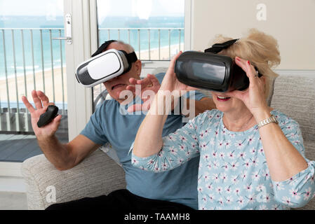 Portsmouth, UK, Mai 2019. Ältere Paare Spaß mit Virtual reality Brillen. Portsmouth, UK, Mai 2019. Stockfoto
