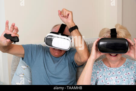 Portsmouth, UK, Mai 2019. Ältere Paare Spaß mit Virtual reality Brillen. Portsmouth, UK, Mai 2019. Stockfoto