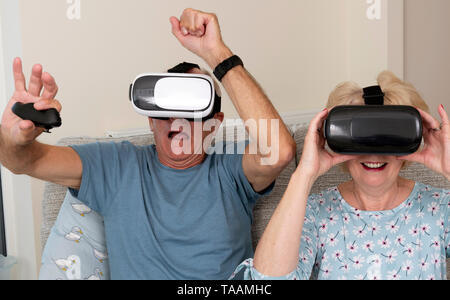 Portsmouth, UK, Mai 2019. Ältere Paare Spaß mit Virtual reality Brillen. Portsmouth, UK, Mai 2019. Stockfoto