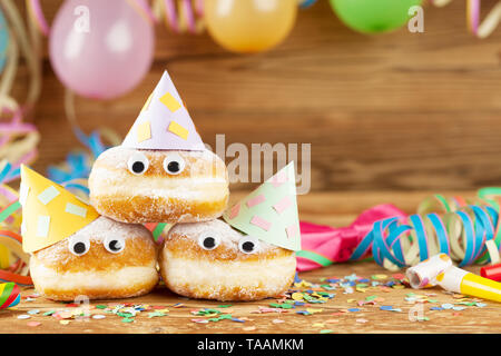 Karneval Hintergrund mit Party Dekoration und Kuchen Stockfoto