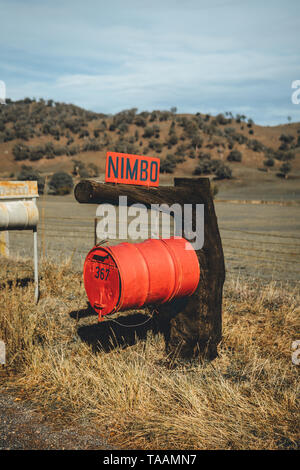 Alte Holz- Briefkasten mit sanften Hügeln im Hintergrund auf Brungle Road in der Nähe von Tumut, New South Wales, Australien Stockfoto