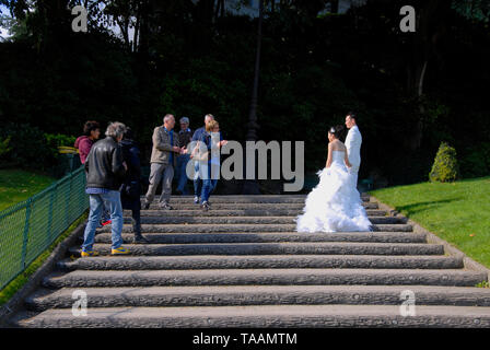 Junges Paar in Hochzeitsfotos auf Stufen an der Seite der Basilika Sacre Coeur, Montmartre, Paris, Frankreich, Stockfoto