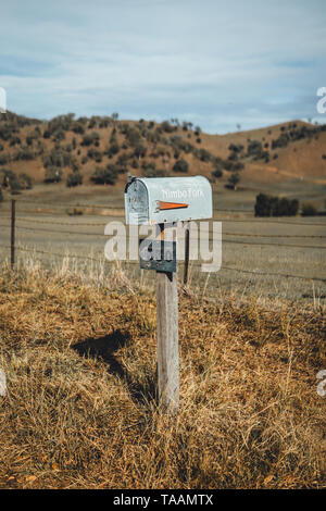 Alten Briefkasten auf Brungle Straße mit sanften Hügeln im Hintergrund in der Nähe von Tumut, New South Wales, Australien Stockfoto