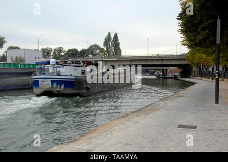 Kleinen Lastkahn auf Canal, Paris, Frankreich Stockfoto