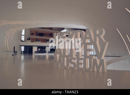 Baku, Aserbaidschan, September 02, 2013: Zeichen der Heydar Aliyev Museum Stockfoto