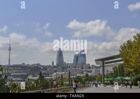 Baku, Aserbaidschan, September 06, 2013: Baku Bulvar mit Stadtbild ansehen und Menschen zu Fuß Stockfoto