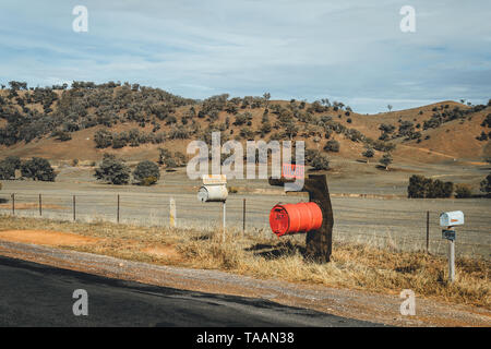 Alte Zinn und Holz- Briefkästen auf Brungle Straße mit sanften Hügeln im Hintergrund in der Nähe von Tumut, New South Wales, Australien Stockfoto