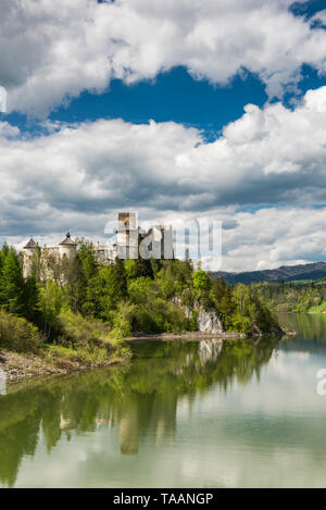 Niedzica Burg auf dem Hügel bei Czorsztyn See und Fluss Dunajec in Polen. Sommer Tag cloudscape. Stockfoto