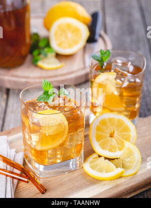 Nahaufnahme von zwei Gläser erfrischenden Eistee mit Zitronenscheiben und Eiswürfel Stockfoto
