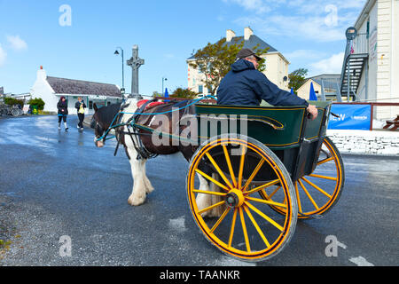 Pferdekutsche. Kilronan Dorf. Insel Inishmore, Aran Islands, Galway County, West Irland, Europa Stockfoto