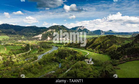 Dunajec in Richtung drei Kronen Mountain Peak in Polen fließen. Antenne Drohne anzeigen. Stockfoto