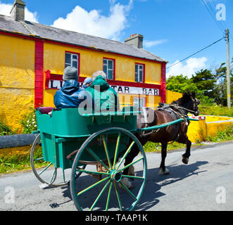 Pferdekutsche. Kilronan Dorf. Insel Inishmore, Aran Islands, Galway County, West Irland, Europa Stockfoto