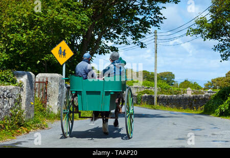 Pferdekutsche. Kilronan Dorf. Insel Inishmore, Aran Islands, Galway County, West Irland, Europa Stockfoto