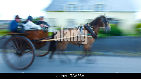 Pferdekutsche. Kilronan Dorf. Insel Inishmore, Aran Islands, Galway County, West Irland, Europa Stockfoto