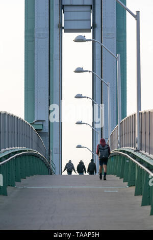 Menschen zu Fuß auf der Randalls Island Bridge Richtung Manhattan, New York City, USA Stockfoto