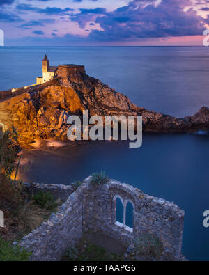 Dämmerung über der Kirche von San Pietro, Portovenere, Ligurien, Italien Stockfoto