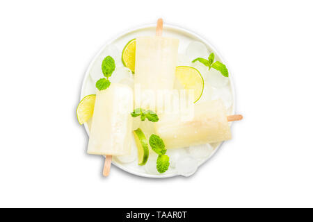 Limonen- und Zitronensaft Eis am Stiel, auf weissem isoliert. Stockfoto
