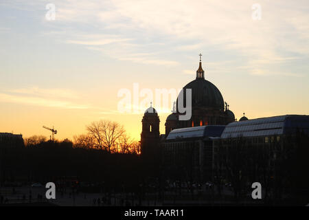 Sonnenuntergang und St. Nikolaikirche ist die älteste Kirche in Berlin, Hauptstadt der Bundesrepublik Deutschland. Die Kirche liegt im östlichen Teil der Berliner City. Stockfoto