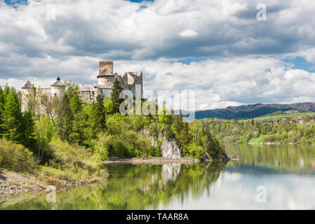 Niedzica Castle auf einer Klippe bei Czorsztyn See in Polen. Grüne Landschaft Übersicht.. Stockfoto