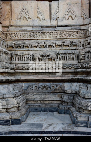 Filigrane Steinschnitzereien Abdeckung der äußeren Haut der hinduistischen Jagdish Tempel, Udaipur, Rajasthan, Indien, Asien. Stockfoto